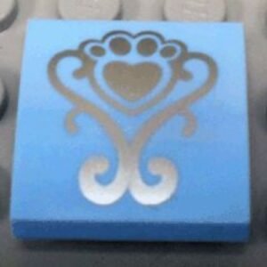 15068pb047 – Slope, Curved 2 x 2 x 2/3 with Silver Fancy Scroll and Heart Shaped Paw Pattern